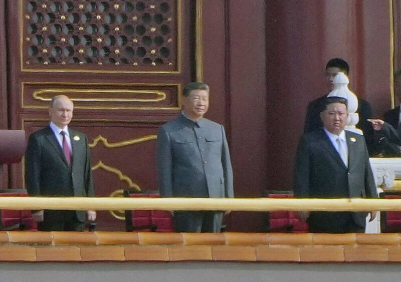 俄羅斯總統普廷（左起）、中國國家主席習近平和北韓領導人金正恩，共同在北京天安門城樓觀看閱兵。（美聯社）