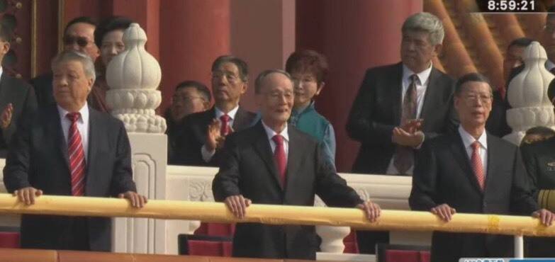 前國民黨主席洪秀柱出席中共九三閱兵，在天安門城樓上觀禮，中國官媒央視旁白介紹她是「國民黨代表」。（翻攝直播）