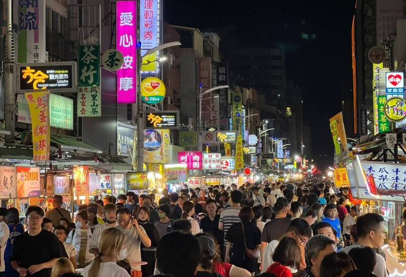 高雄演唱會經濟，不僅帶動觀光、住宿、餐飲，更是國際行銷與城市品牌的最佳契機。圖為六合夜市人潮爆滿。（資料照）