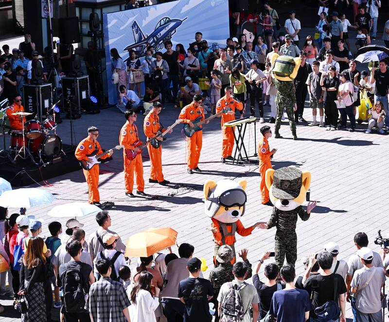 台灣慶祝九三軍人節，國防部在臺北市信義區香堤大道，設置多個互動攤位與動態表演，吸引許多民眾參與。（資料照）