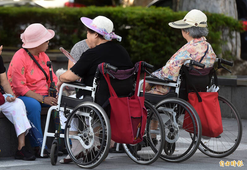 台灣將於2025年正式邁入「超高齡社會」，屆時每五位國民中就有一位是65歲以上的長者。（資料照）
