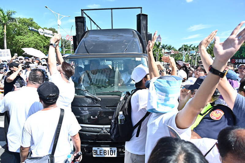 民眾黨「司法改革，公民走讀」活動，過程中和警方爆發推擠。（資料照）