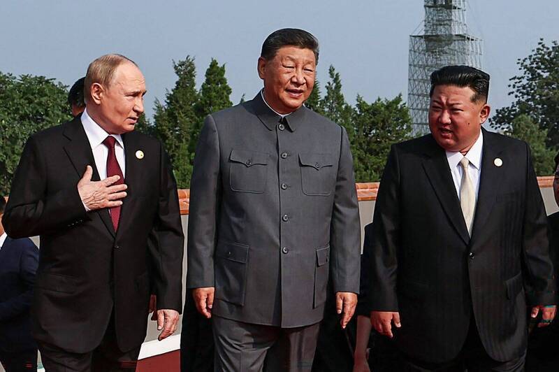 俄羅斯總統普廷（左起）、中國國家主席習近平和北韓領導人金正恩同行，參與九三大閱兵。（法新社檔案照）