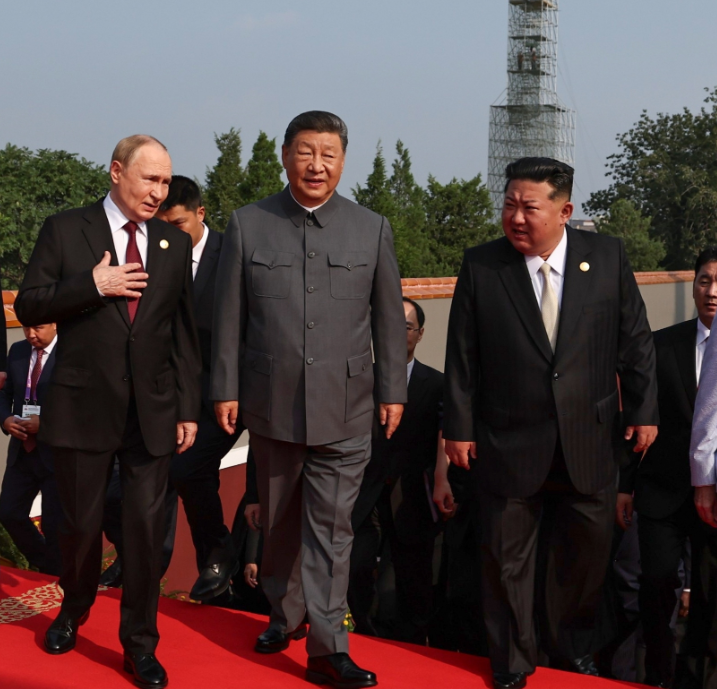 俄羅斯總統普廷（左起）、中國國家主席習近平、北韓領導人金正恩於9月3日在中國九三閱兵大典同框。（歐新社檔案照）