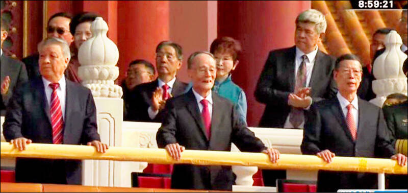 前國民黨主席洪秀柱出席中共九三閱兵，在天安門城樓上觀禮，中國官媒央視旁白介紹她是「國民黨代表」。（資料照，翻攝直播）