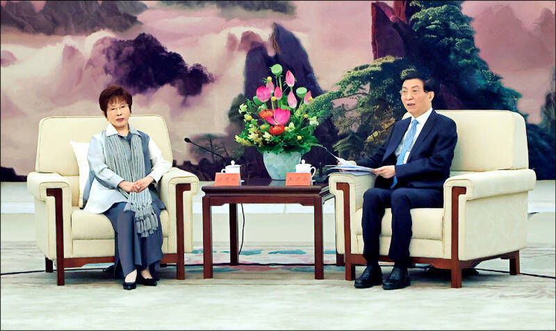 前國民黨主席洪秀柱（左）前往參加九三閱兵，隨後與中國政協主席王滬寧（右）會面。（中央社資料照）