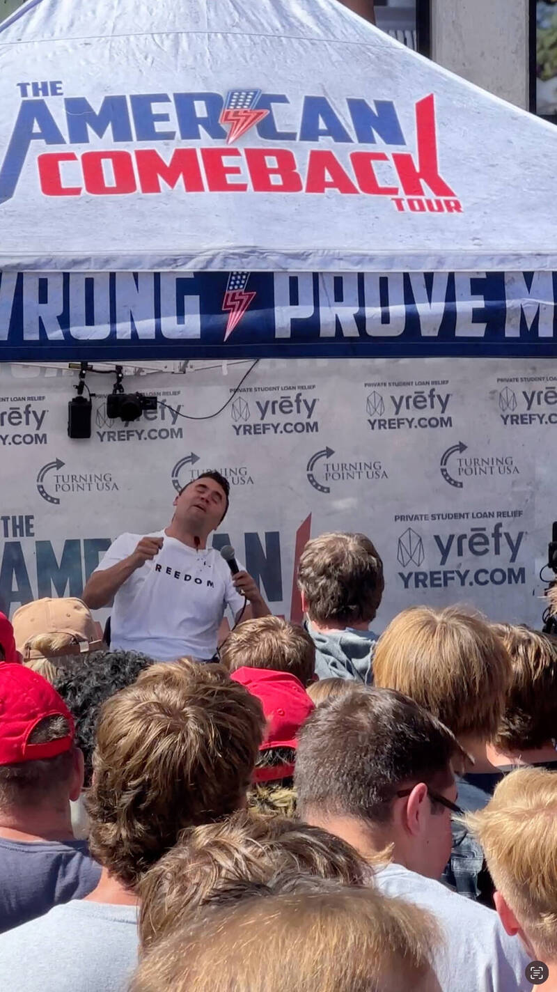 Charlie Kirk 的死亡揭示了人類普遍存在的極端壓制。圖為槍擊瞬間。（路透）