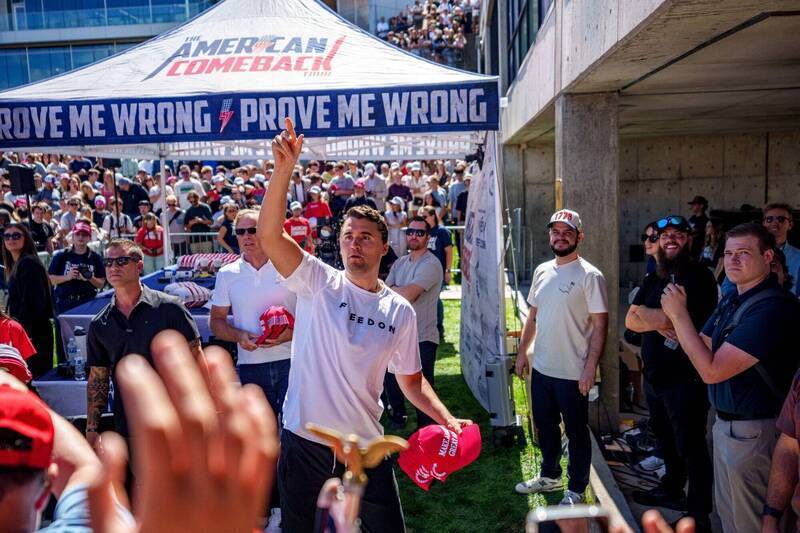 他最廣為人知的畫面，是在大學校園掛著「Prove Me Wrong（來挑戰我）」的牌子，坐在桌子後接受學生提問。（路透）