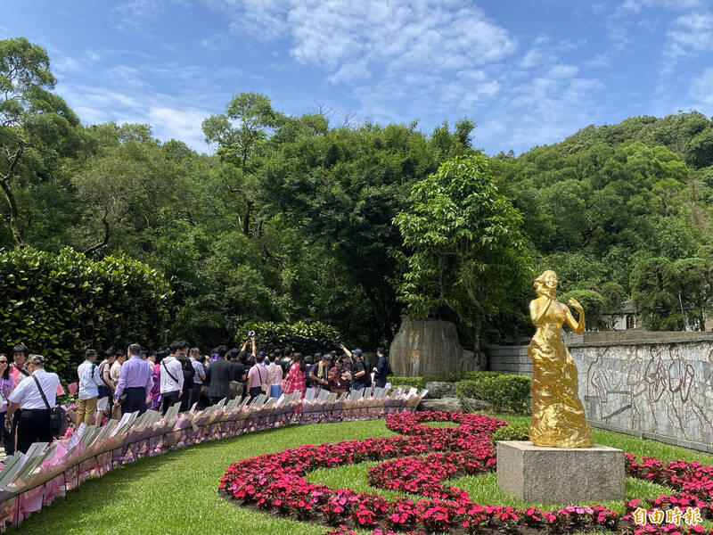 鄧麗君逝世30週年，各地歌迷前來悼念。（資料照）