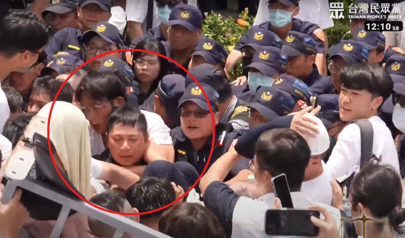 民眾黨8月30日在台北市舉行「走讀」遊行，黨主席黃國昌疑似勒住員警脖子。（資料照，圖擷取自民眾之聲YouTube）