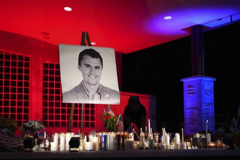 美國民眾緬懷保守派評論員柯克（Charlie Kirk）。（美聯社）