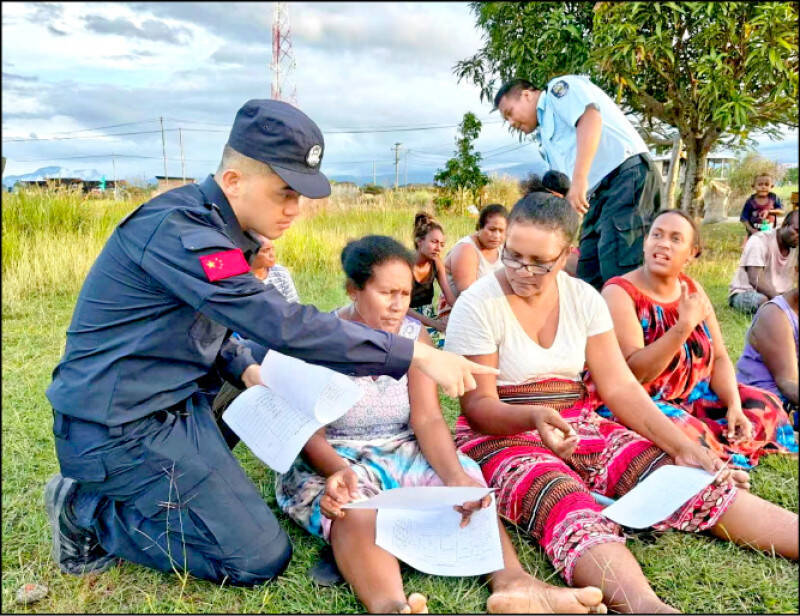 中國已將「楓橋」監控模式引入索羅門群島，中國警察還在當地蒐集人口數據，並教導人民繪製社區地圖。（路透檔案照）