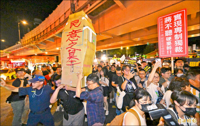 北市公館圓環於9月13日凌晨零時開始拆除，在地居民、交通團體、學生代表等，開工前最後時刻在現場抗議示威，反對拆除。（資料照）