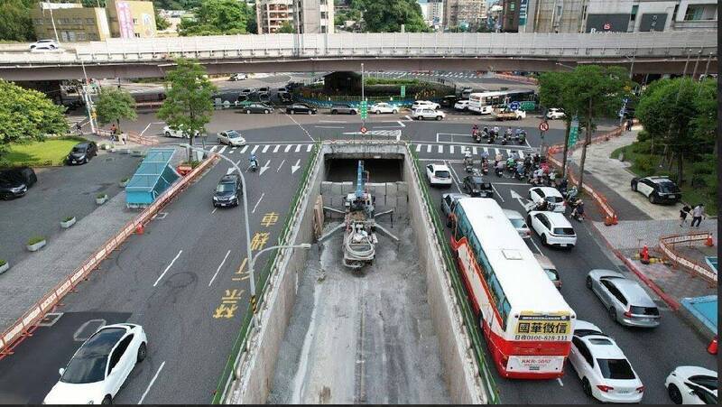 羅斯福路車行地下道填平工程，增加採用預鑄混凝土塊進行填築。（資料照，台北市新工處提供）