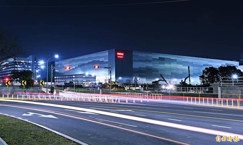 台積電在高雄楠梓設廠，已正式掛上「tsmc」公司標誌，當地一年之間租屋需求大增。（資料照）