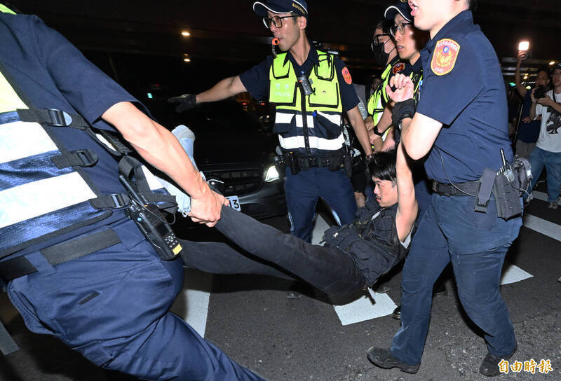 台北市公館圓環及公車道開拆，抗議民眾與警方爆發衝突。（資料照）