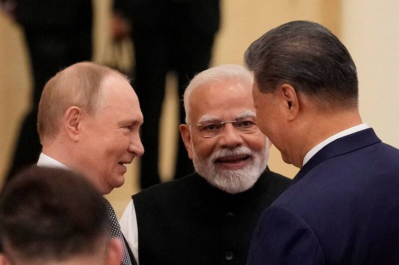 美國擔憂印度在外交選擇向中靠攏，極可能破壞美國圍堵中國、主導印太秩序布局。圖為印度總理莫迪（中）與俄羅斯總統普廷（左）及中國國家主席習近平（右），3人在上合會前交談。（路透檔案照）