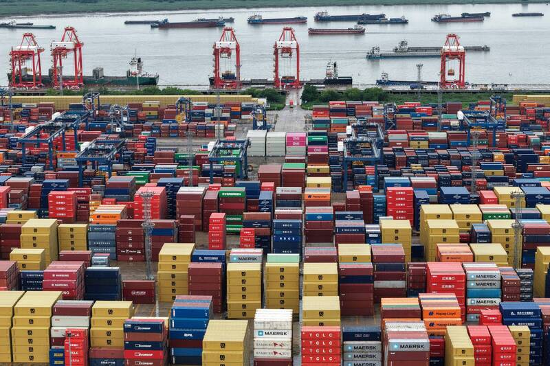 若中國輸美輸歐商品因高關稅而競爭力下降，可讓台灣中小企業有機會承接轉單業務。圖為中國南京港。（法新社檔案照）