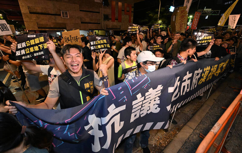 台北市公館圓環及公車道拆，民團在公館圓環及公車地下道抗議示威。（資料照）