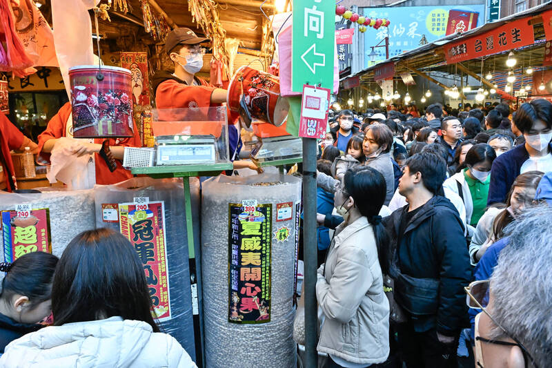 台北市迪化街是觀光客必訪的景點，號稱「台北最美的老街」。（資料照）