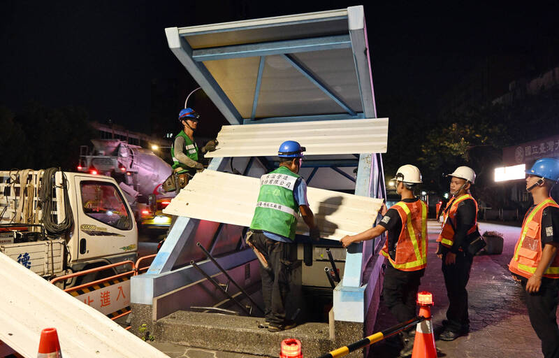 台北市公館圓環及公車道拆除案，北市府在13日凌晨封閉圓環旁的人行地下道。民團認為「公館圓環已死」。（資料照）