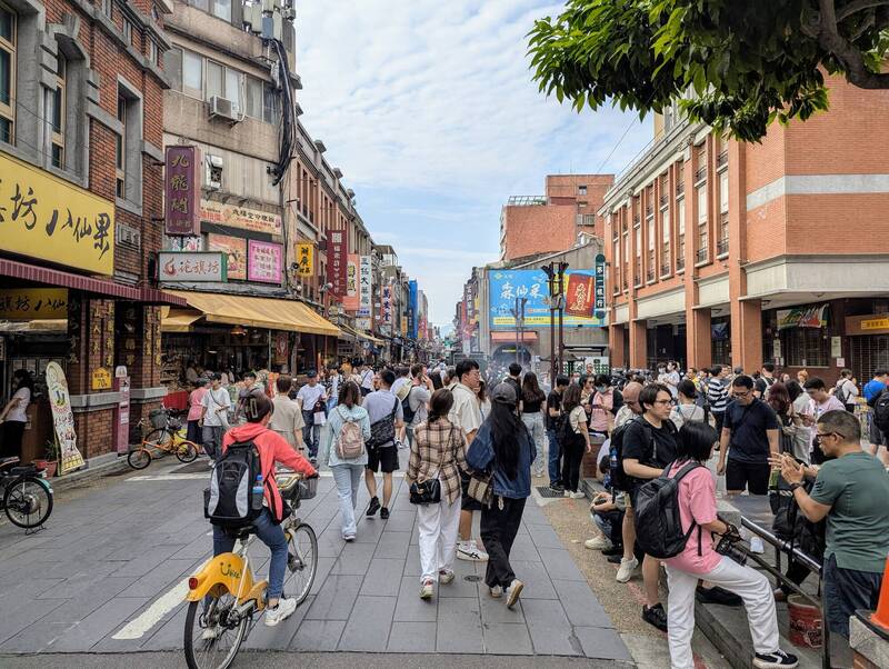 迪化街從民生西路口到歸綏街口，車輛與攤商幾乎霸佔整條街，行人只能冒險與車爭道。（資料照）