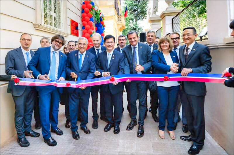 外交部長林佳龍訪問義大利，與義國政要出席我駐處整修竣工典禮。（外交部提供）