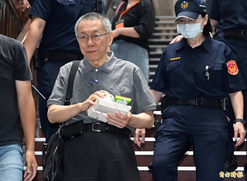 前台北市長柯文哲（中）日前因涉案到台北地院出庭，中午休庭時，柯手捧餐盒離去。（資料照）