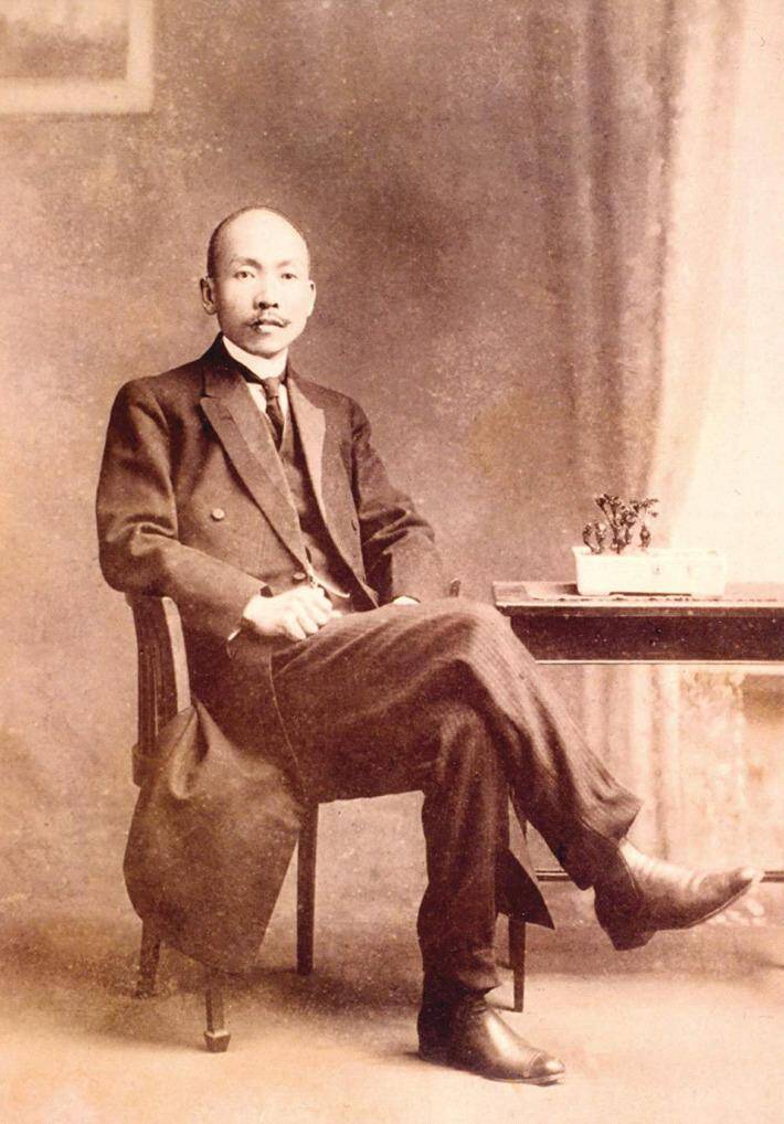 林獻堂曾積極參政，當選第一屆台灣省參議會參議員。（取自維基百科）
