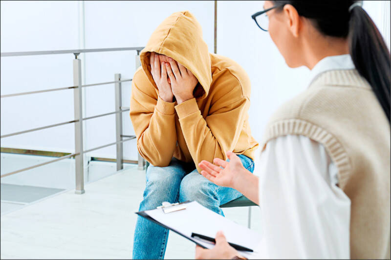 高中生由於自覺憂鬱症而鼓起勇氣去身心科就診，然而卻因為「沒有家長陪同而無法開藥」；圖為情境照，圖中人物與本文無關。（資料照，照片來源：shultterstock）