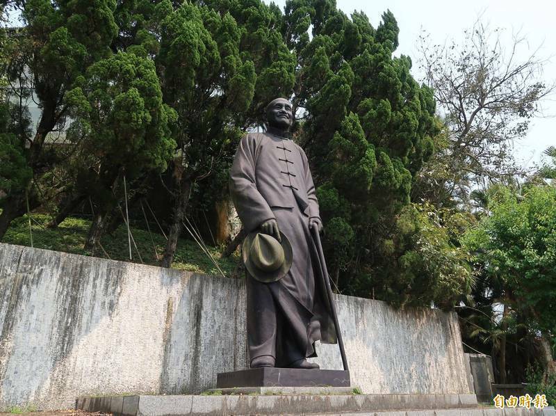 只要任何場合提到尊敬的「蔣總統」，大家馬上都要立正站好。圖為桃園石門水庫蔣介石銅像。（資料照）
