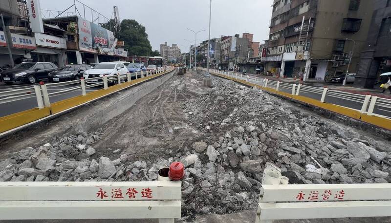 公館圓環記載著百年來城市交通演變的歷史，公車專用地下道即將填平。（資料照）