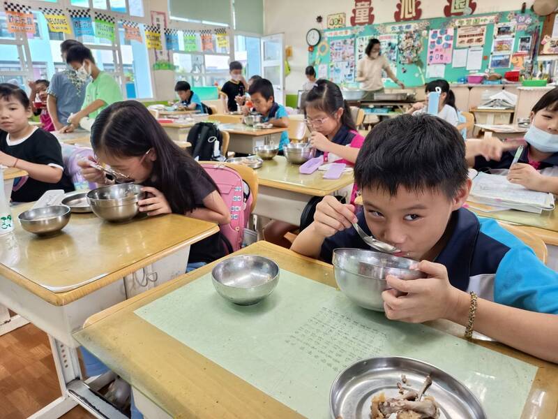 偏鄉學校精進午餐方案提升餐費後，學校都有飲品經費能夠運用，讓孩子們的營養更均衡。圖為台東縣營養午餐。（資料照）