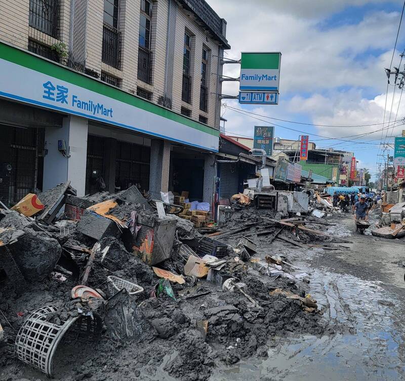 花蓮縣政府指揮體系沒有發揮功能，甚至還有商店還在營業。圖為全家超商。（資料照）