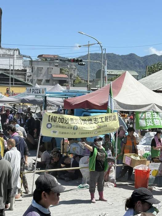 光復車站前面，國民黨團的攤位。（取自貼文）