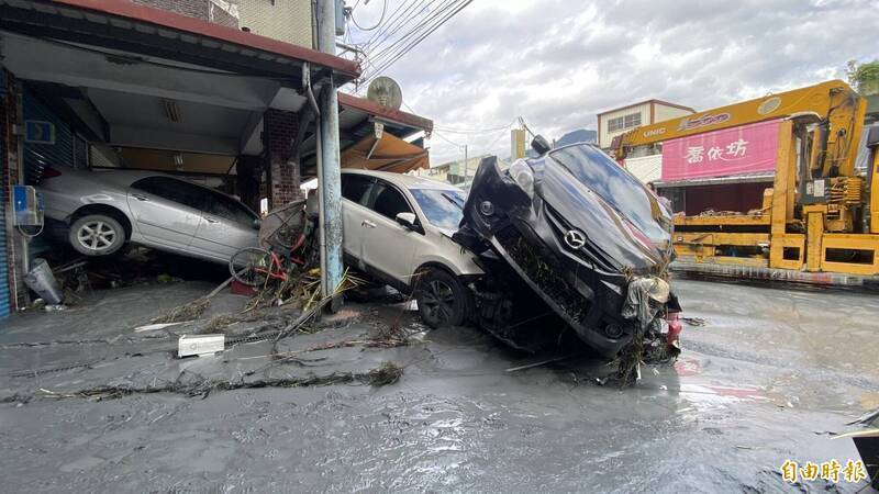 花蓮縣光復鄉因馬太鞍溪堰塞湖溢流，許多車輛漂流400、500公尺再衝入民宅或店舖。（資料照）
