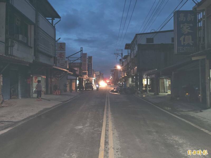 光復鄉市區主要道路9月30日晚浮出消失多日的雙黃線。（資料照）