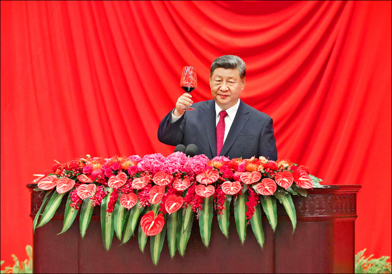 习近平在北京人民大会堂举行的国庆招待会上举杯。 （路透数据照）