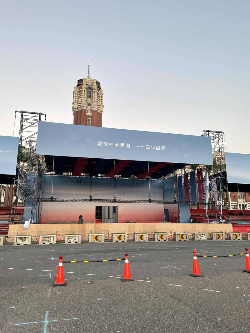 中華民國已114年，依舊存在於台灣，圖為總統府前佈置雙十節舞台區。（民眾提供）
