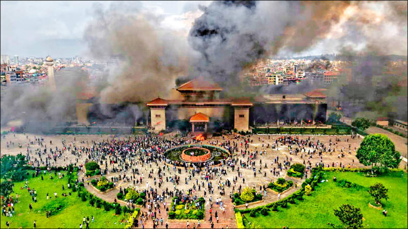 尼泊爾因管制社群媒體引爆大規模抗爭，示威民眾9月9日縱火焚燒政府主要辦公大樓辛哈杜巴宮（Singha Durbar）。（美聯社檔案照）