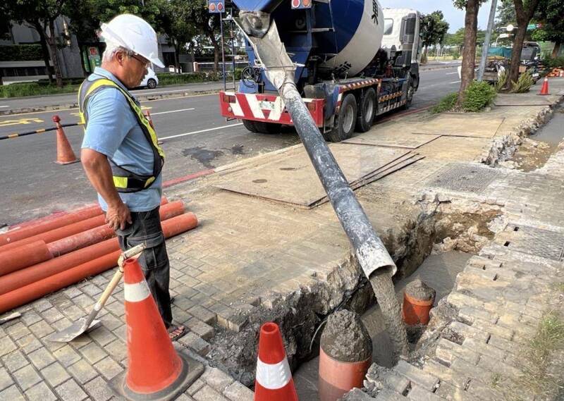 高雄擁有12家底渣粒料CLSM（控制性低強度回填材料）認證的預拌混凝土廠，如今焚化再生粒料作為CLSM之工程骨材，循環經濟成為趨勢。（高市府提供）