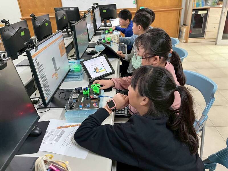 跨領域學科帶出創新課程，結合科技與創造力，引導學生動手實作、激發潛能、發揮所長。（資料照，教育部提供）
