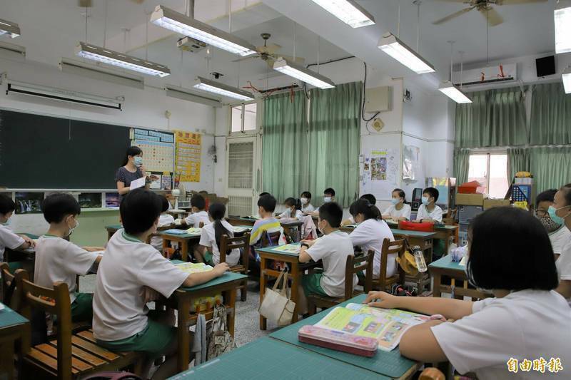 部分學生與教師長期習慣將羅馬拼音「轉譯」為注音符號，此舉容易忽略本土語特有的聲韻規律與文化內涵。（資料照）