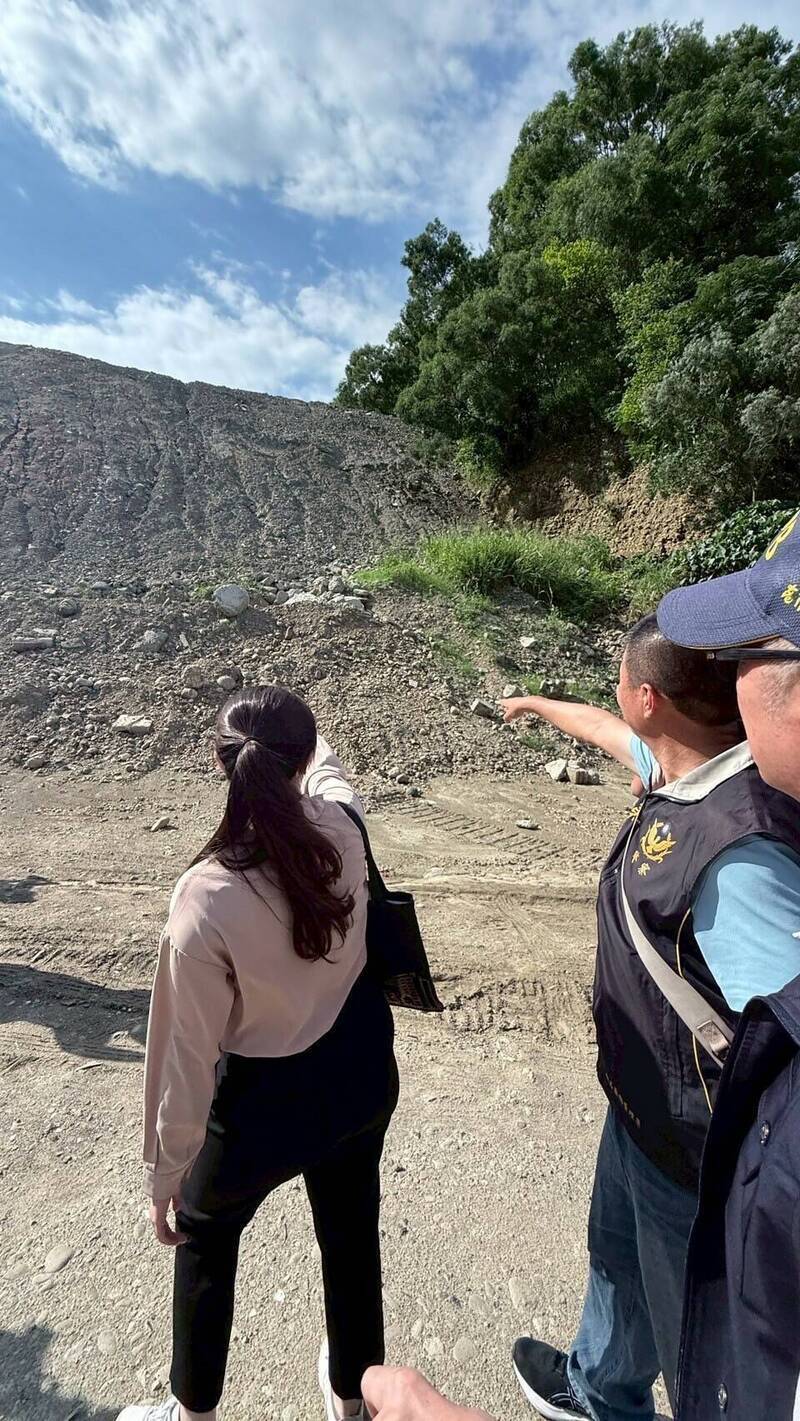 檢察官率檢警環保專案組到高雄大樹非法棄土場勘查，現場已被堆成小山。（資料照，檢方提供）