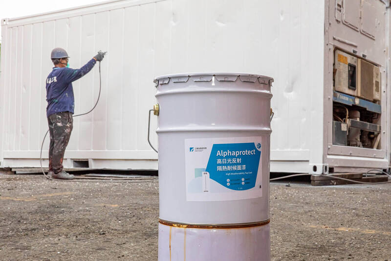 工研院研發出「高耐候隔熱塗料」，針對建築外牆、屋頂隔熱高溫設備與儲能系統的保溫需求，提出一系列兼具創新、環保與經濟效益的解方。（工研院提供）