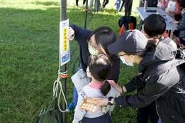 照片是「尋找神奇路標」，學會辨識路燈上的數字意義。（取自貼文）