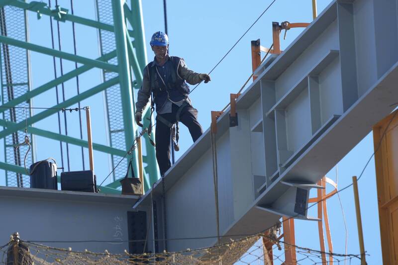 台灣的產業巨擘，許多都是從戰後貧困中崛起的「黑手頭家」。（中央社資料照）