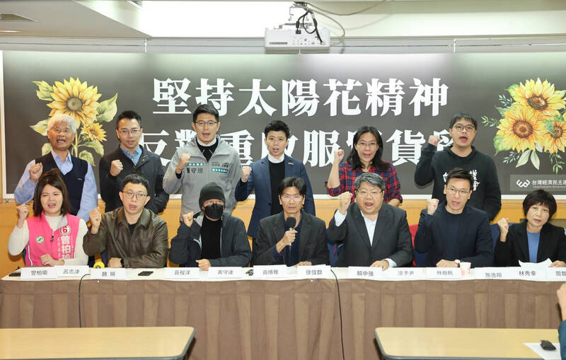 從野百合學運到太陽花運動，乃至地方各種公投與社會議題倡議，這些行動形成了一股堅韌的民主文化。圖為太陽花運動發起人。（資料照）