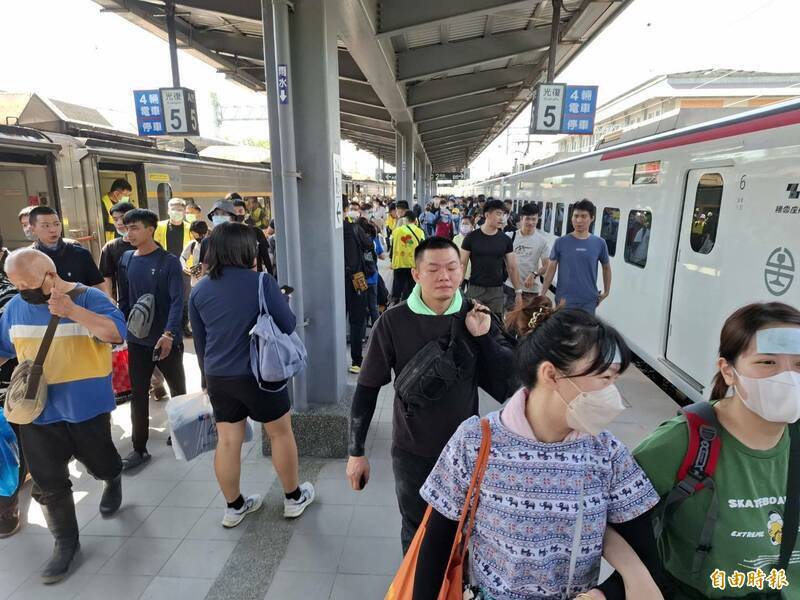 花蓮馬太鞍溪堰塞湖溢流重創光復鄉，全台民眾化身各種「超人」前往馳援。（資料照）