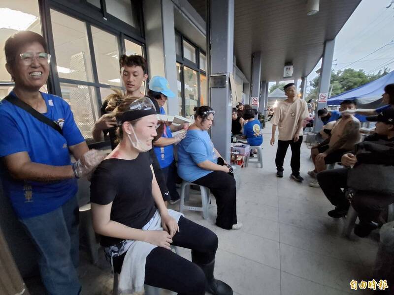 志工在火車站，為鏟子超人提供刮痧、按摩服務。（資料照）